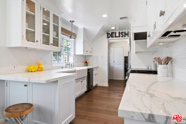 4909 Encino Terrace, Encino CA: https://media.crmls.org/mediaz/627905e5-f4ff-41b5-942f-e605fb208e2c.jpg