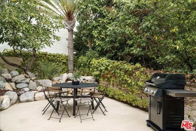 4189 Holly Knoll Drive, Los Angeles CA: https://media.crmls.org/mediaz/6279e7d1-6450-4595-9217-5e7162d70d7c.jpg