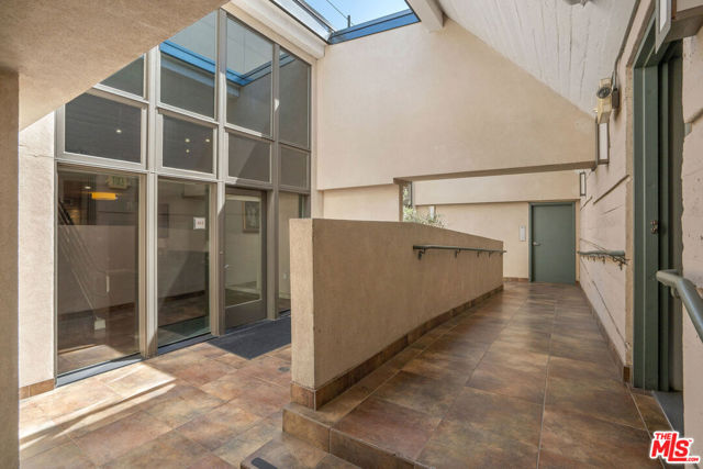 125 N Raymond Avenue, Pasadena CA: https://media.crmls.org/mediaz/627a1eac-e2fc-4020-957e-ec7e6db1f8c5.jpg