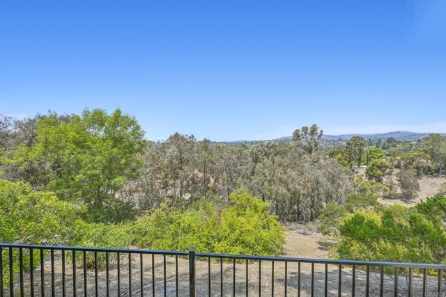 431 Flores de Oro, Rancho Santa Fe CA: https://media.crmls.org/mediaz/627a34a4-ec69-4111-b617-db82f5a9c860.jpg