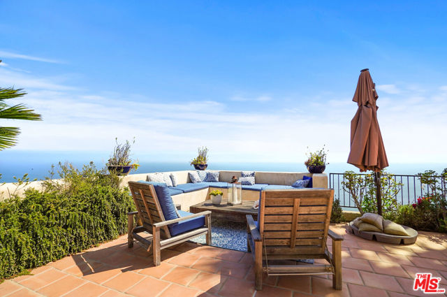 22800 Beckledge Terrace, Malibu CA: https://media.crmls.org/mediaz/627a9baa-a5c8-4321-a8c3-b2a427e1a10a.jpg