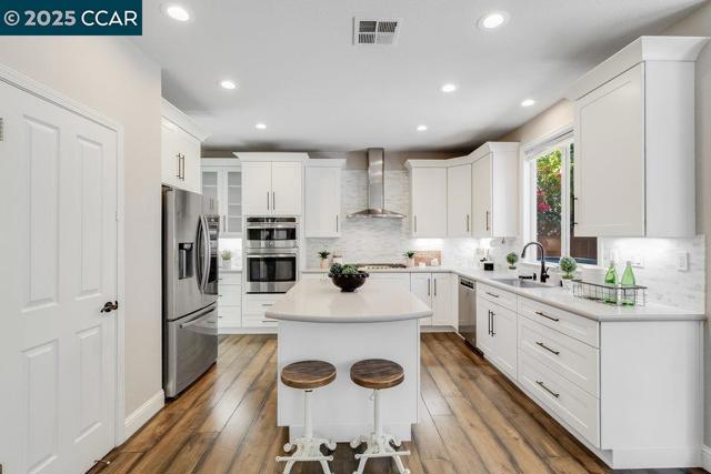 113 St Laurent Ct, Martinez CA: https://media.crmls.org/mediaz/627b0564-e6e6-4ba9-a548-c02734fe3364.jpg
