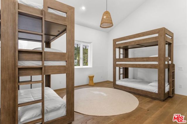 27405 Pacific Coast Highway, Malibu CA: https://media.crmls.org/mediaz/627b44a4-3bf2-47c4-a2d2-dbdc8dc200c7.jpg