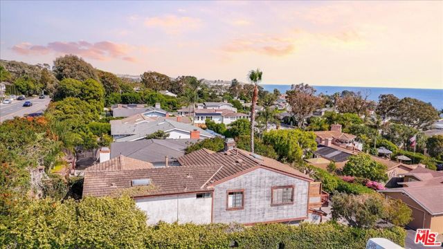 11 S Callecita, Laguna Beach CA: https://media.crmls.org/mediaz/627b6d77-7595-4978-9b3d-06ecc6072e5b.jpg