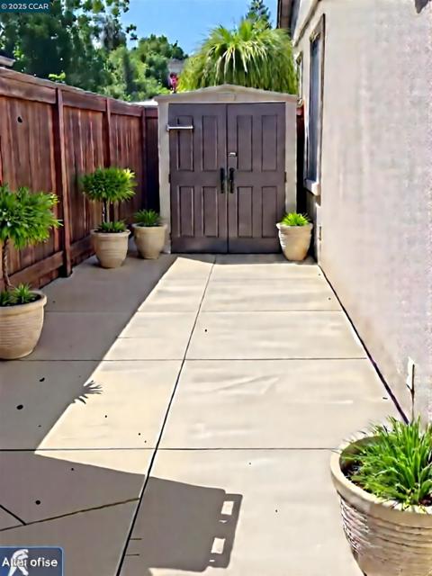 769 Crocket Ct, Brentwood CA: https://media.crmls.org/mediaz/627bb5a3-0e33-4818-aae5-e523514b27a3.jpg