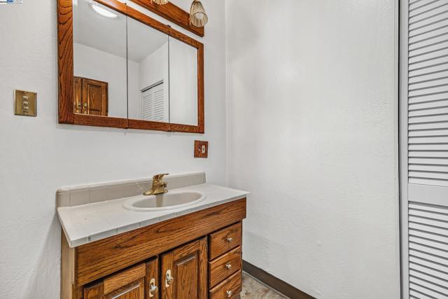 1137 Post St, Alameda CA: https://media.crmls.org/mediaz/627c5f23-0916-45bb-8c01-154a52ecc031.jpg