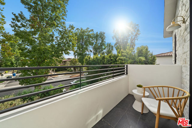 11317 Valley Spring Lane, Studio City CA: https://media.crmls.org/mediaz/627ceef3-e439-4bc5-aaa8-385757ddf663.jpg