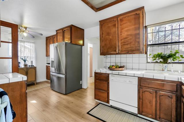 11132 Acalanes Dr, Oakland CA: https://media.crmls.org/mediaz/627d913f-74e9-4669-aa46-7246a7d4f9a1.jpg