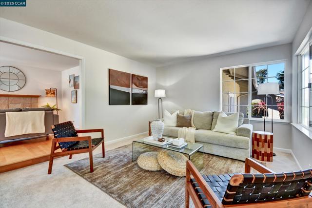 423 Casa Del Mar Dr, Half Moon Bay CA: https://media.crmls.org/mediaz/627db8c1-fb60-416b-97b3-330173e9047e.jpg