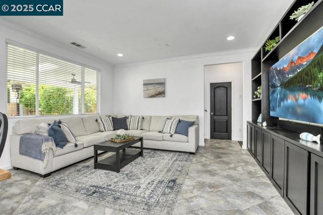 369 Myrtle Ln, Oakley CA: https://media.crmls.org/mediaz/627dbe07-6b3c-4906-9799-6980fe40dd1c.jpg