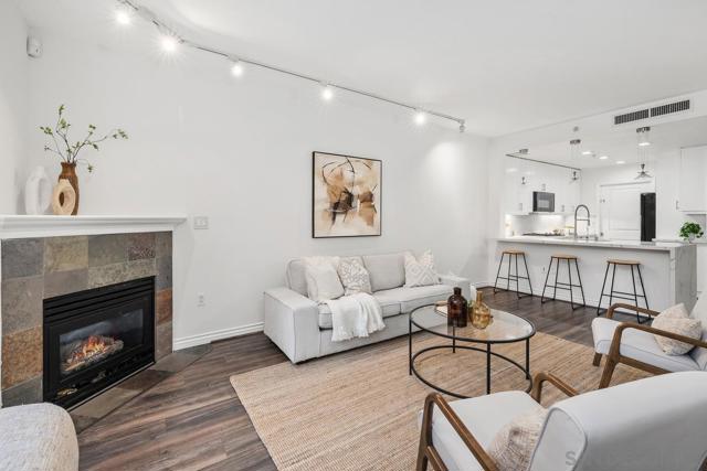 850 Beech St, San Diego CA: https://media.crmls.org/mediaz/627eacd3-7929-45f7-8cb9-9370512c50b6.jpg