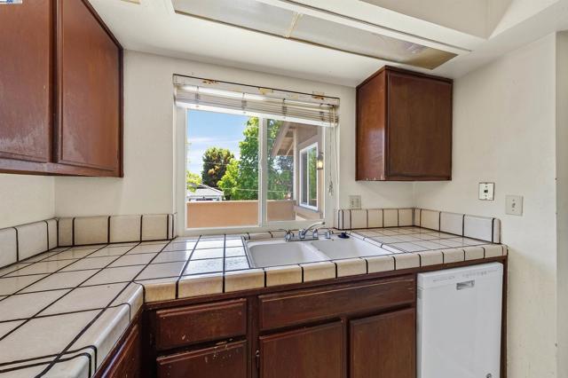 136 Hackamore Ln, Fremont CA: https://media.crmls.org/mediaz/627eec3c-6569-4bea-9c5f-1a6710277c5f.jpg