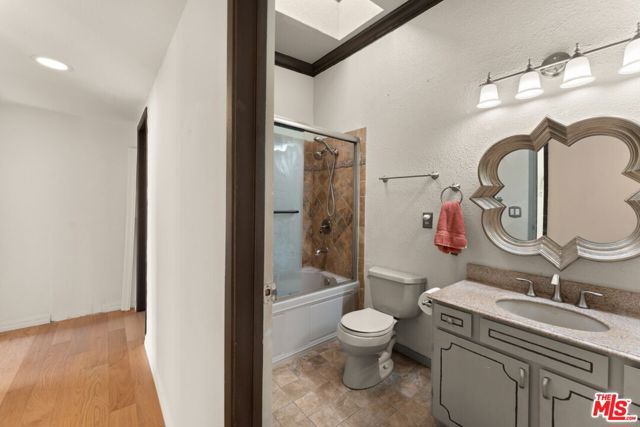 2160 Lake Shore Avenue, Los Angeles CA: https://media.crmls.org/mediaz/627f0180-9470-46fb-91e2-94ffa7c1b6ca.jpg
