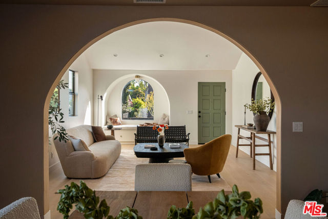 3923 Revere Avenue, Los Angeles CA: https://media.crmls.org/mediaz/627f53c3-ca96-4731-8825-c92b0359d455.jpg