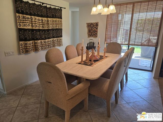 1445 Via Isla, Palm Springs CA: https://media.crmls.org/mediaz/627fafd5-3dbb-41b5-83ca-2e6162dba5fe.jpg