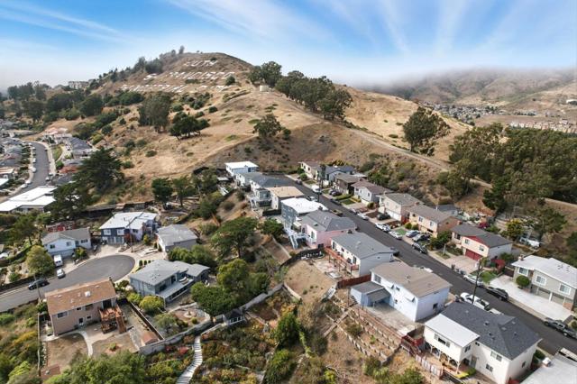 541 Diamond Avenue, South San Francisco CA: https://media.crmls.org/mediaz/62804052-af10-4a49-ad9c-3daf5de3abea.jpg