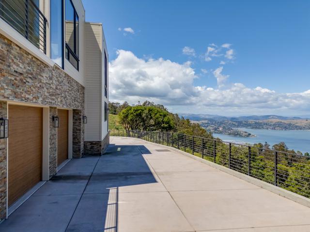 3 Wolfback Ridge Road, Sausalito CA: https://media.crmls.org/mediaz/62806b06-1e98-490b-9872-e0f219059fd0.jpg