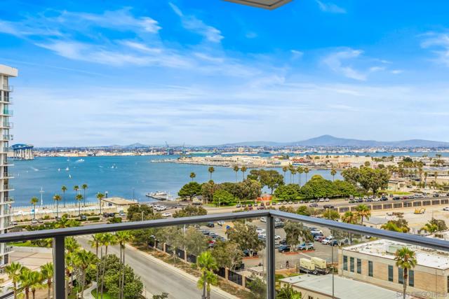 1830 Avenida Del Mundo, Coronado CA: https://media.crmls.org/mediaz/62812d8d-164a-43c9-b97d-815bd8897f39.jpg