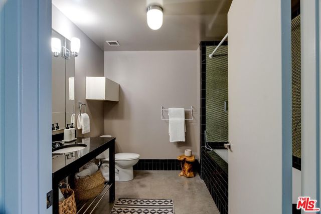 849 S Broadway, Los Angeles CA: https://media.crmls.org/mediaz/6281e4f7-65a7-4d64-aabc-14b6d9295f55.jpg