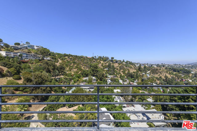 8581 Cole Crest Drive, Los Angeles CA: https://media.crmls.org/mediaz/6282163e-f3c0-42d3-ba27-a008cc7f1e07.jpg