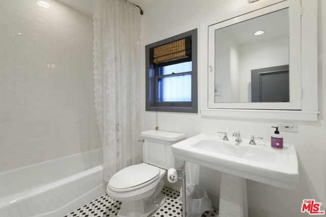 5181 Franklin Avenue, Los Angeles CA: https://media.crmls.org/mediaz/628267a8-df56-4ba5-b2b3-0e762d8fb1a5.jpg