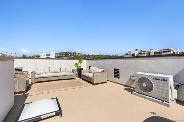 708 Silver Street, La Jolla CA: https://media.crmls.org/mediaz/62834cee-46f1-44e7-b6df-351979bd03a7.jpg