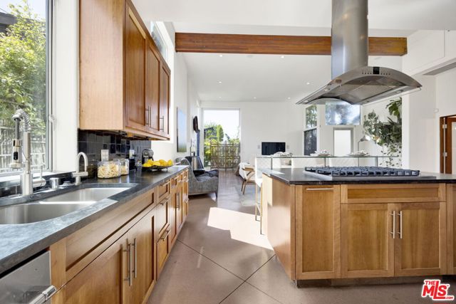 2336 Boone Avenue, Venice CA: https://media.crmls.org/mediaz/6283e76e-09c4-41c0-81df-3683d5c4a710.jpg