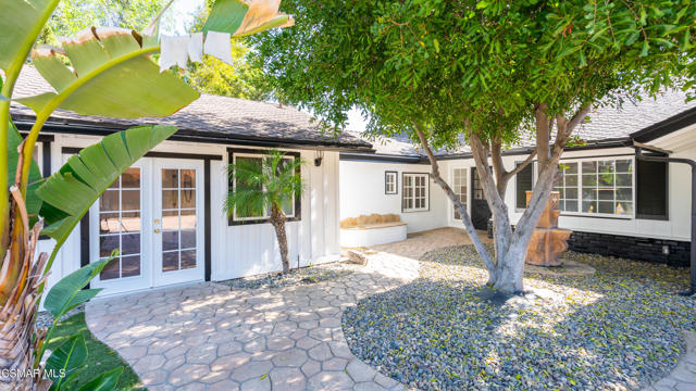 5726 Donna Avenue, Tarzana CA: https://media.crmls.org/mediaz/62840f4a-e5d5-428d-b2c5-e4f89c2baa7f.jpg