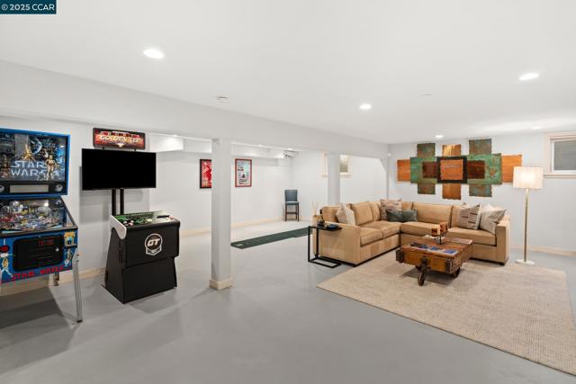 2540 Caballo Ranchero Dr, Diablo CA: https://media.crmls.org/mediaz/6284427f-ec65-4d3a-a8f0-5ed31fc2c5b0.jpg