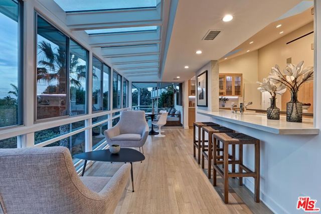 9316 Beverly Crest Drive, Beverly Hills CA: https://media.crmls.org/mediaz/62847024-a2b2-4746-9b2f-aba4c89640fa.jpg