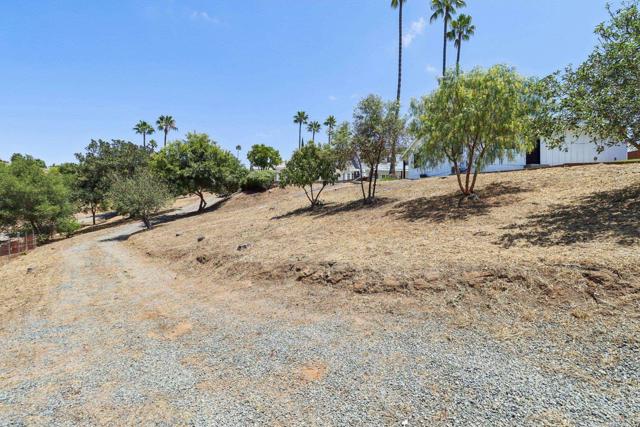 1797 99 Rabbit Hill, Fallbrook CA: https://media.crmls.org/mediaz/62850618-c82a-44a0-a723-7f36f458f0f2.jpg