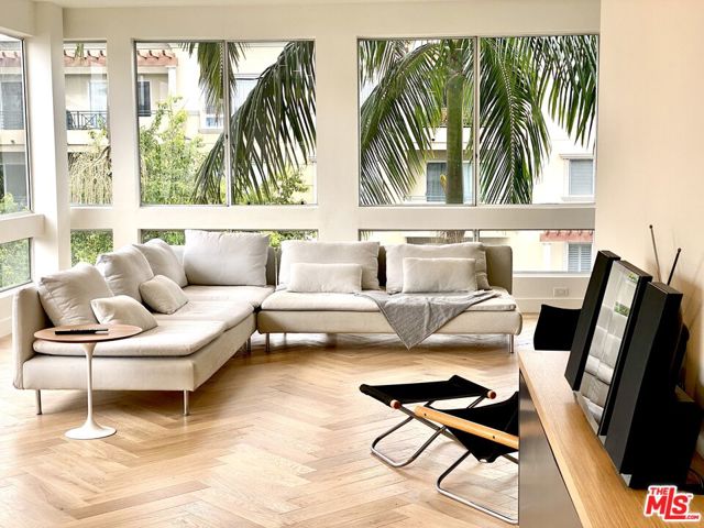2237 S Bentley Avenue, Los Angeles CA: https://media.crmls.org/mediaz/6285f43d-e0e6-4ff3-8b30-3a83e8f3bc21.jpg