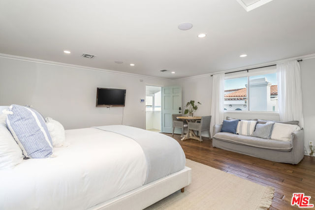 31658 Broad Beach Road, Malibu CA: https://media.crmls.org/mediaz/6285f448-1656-423b-b14a-89a8fd20a8f2.jpg