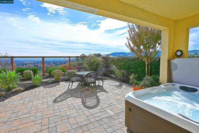 528 Caprio Ct, San Ramon CA: https://media.crmls.org/mediaz/628622c5-bba4-4512-bd70-ca3708061be4.jpg