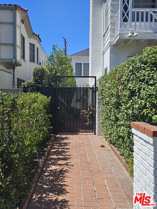 441 1/2 S Palm Drive, Beverly Hills CA: https://media.crmls.org/mediaz/6286d251-b14e-41bf-bbf1-8ec2dbf397f7.jpg