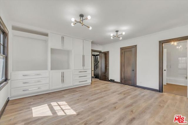 626 N Canon Drive, Beverly Hills CA: https://media.crmls.org/mediaz/6286fc60-61bf-4345-abcb-f090da53d10e.jpg