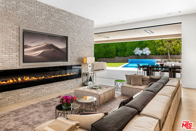 901 Oxford Way, Beverly Hills CA: https://media.crmls.org/mediaz/62876ec4-11ad-4e33-ba57-2f0cb7d5d082.jpg