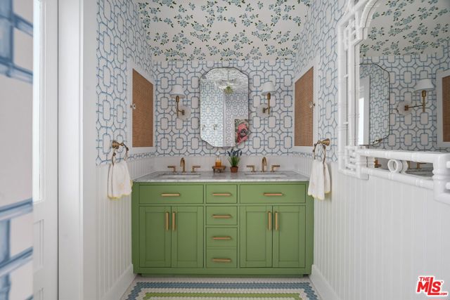 2704 3rd Street, Santa Monica CA: https://media.crmls.org/mediaz/628770c7-4e5b-41dd-a0d8-9ad79e5ec31a.jpg