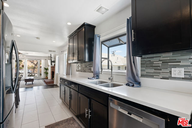 328 E Plymouth Street, Inglewood CA: https://media.crmls.org/mediaz/628945e7-a46c-43b4-ae7b-ba541cfb22f2.jpg