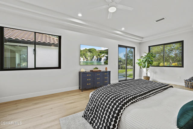 911 Vivian Circle, Newbury Park CA: https://media.crmls.org/mediaz/6289b8a3-40b4-40c0-8b94-29acb180bca5.jpg