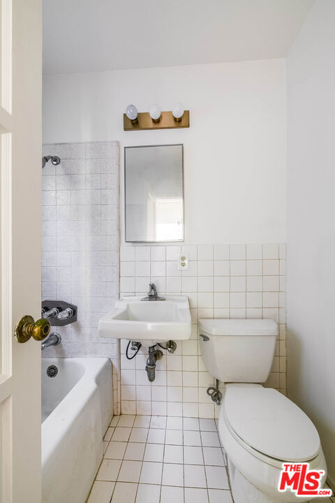 10941 Peach Grove Street, Toluca Lake CA: https://media.crmls.org/mediaz/628a3c8d-1f5b-4709-a532-d086a62c583f.jpg