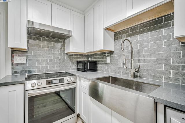 3920 Gravenstein Hwy, Sebastopol CA: https://media.crmls.org/mediaz/628ab259-2f35-4dde-8f6a-2a7daf209bdd.jpg