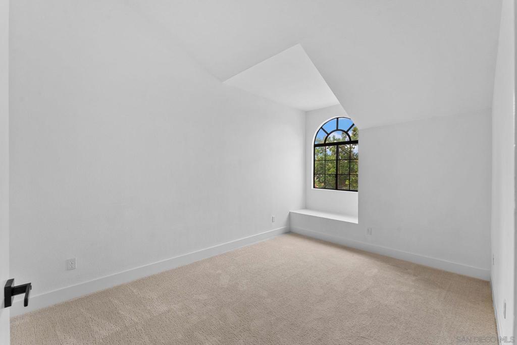 MLS #250029701SD img 22