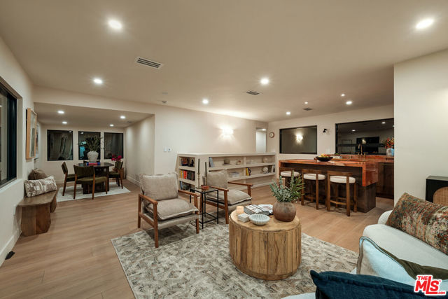 579 Crane Boulevard photo 13