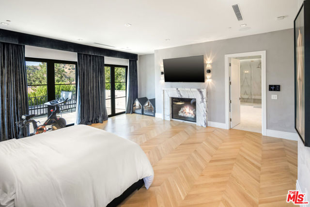 11753 Wetherby Lane, Los Angeles CA: https://media.crmls.org/mediaz/628bbf6c-9f1f-4814-8ad7-e463176aac46.jpg