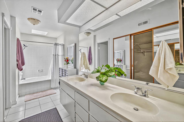 41531 Colada Court, Palm Desert CA: https://media.crmls.org/mediaz/628bc7be-fbf2-4d6f-93de-81254a5a6356.jpg