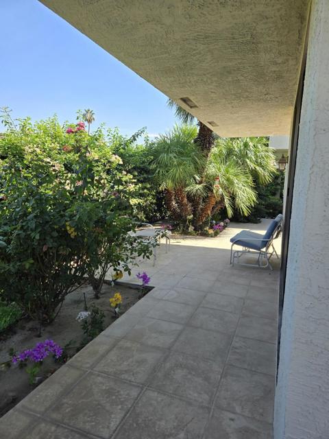 31 Stanford Drive, Rancho Mirage CA: https://media.crmls.org/mediaz/628ca5fd-da27-4627-9e3c-20b18ee95762.jpg