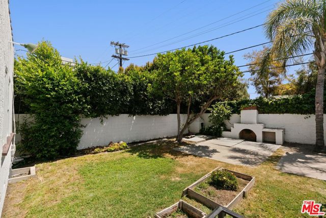 220 S Le Doux Road, Beverly Hills CA: https://media.crmls.org/mediaz/628cd460-7db5-4c9d-90ce-dcbacec80b5a.jpg