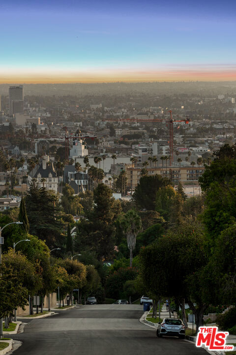https://media.crmls.org/mediaz/628d2f58-d637-41e5-b2d1-044807a8ac4f.jpg?preset=X-Large