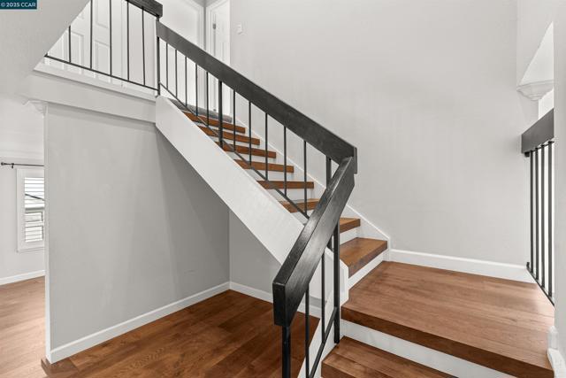 4403 Winterberry Ct, Concord CA: https://media.crmls.org/mediaz/628dab0c-e85d-4bac-a511-fb37f979ec96.jpg